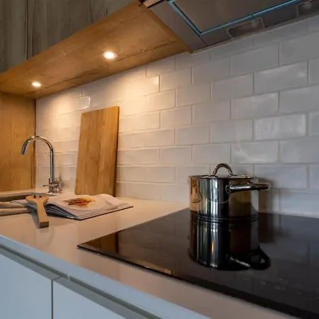 Huswell - Queen At Sea: Modern 2 Bedroom Apartment *