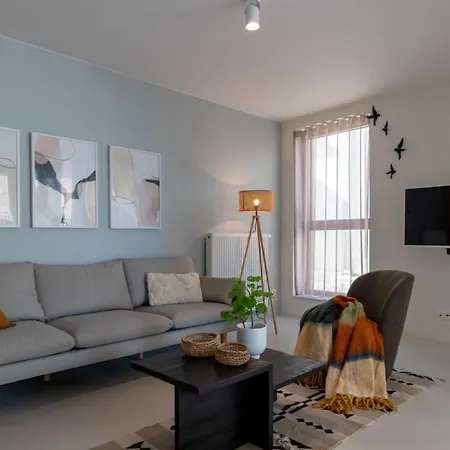 Huswell - Queen At Sea: Modern 2 Bedroom Apartment